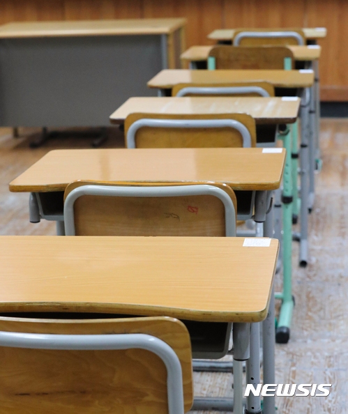 原定於16日舉行的大學學測,也因考慮到考生安全等因素宣布延期一週,讓全韓國考生陷入混亂。已經發送到考場的試卷保管室外增派4名警交替留守,為防止題目外洩出題老師也需進行一周的合宿生活