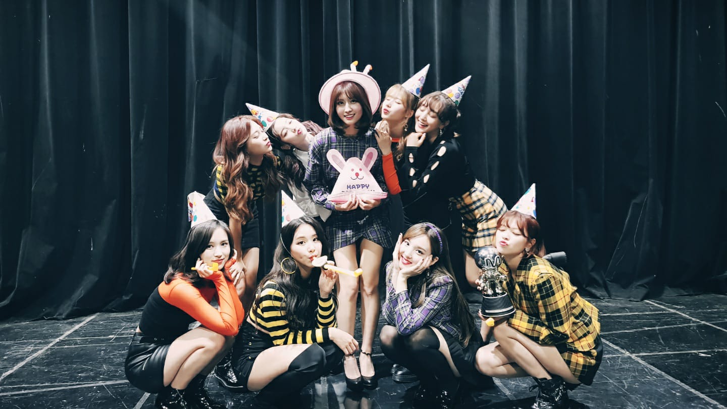TWICE日前帶著首張正規專輯《Twicetagram》回歸樂壇,新歌〈LIKEY〉也獲得了不錯的好成績,TWICE正式回歸後開始一連串忙碌的行程,就連成員也透露行程已經排到明年三月了...