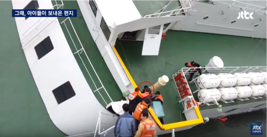 而這起可怕的船難導致了船上的476人有295人死亡、172人受傷,另有9人下落不明。這麼龐大的傷亡人數也讓世越號成為韓國史上最嚴重的船難事故。
那時候看著家屬們在海邊一直呼喚孩子的名字的新聞畫面,真的讓所有人都鼻酸啊...