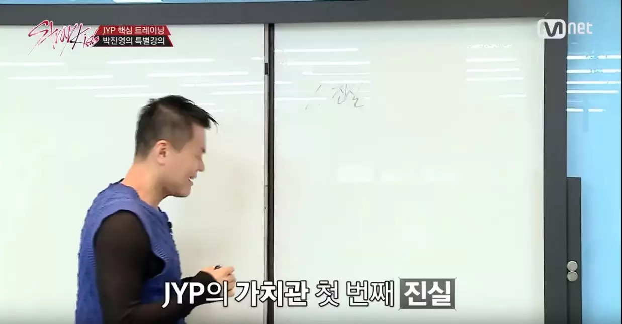 不過不只是這樣,如果你最近有看JYP家新男團出道選秀節目,你就會發現JYP家的練習生要出道前都還要「再上一堂課」,也就是這堂課讓JYP這間公司成為網友口中「最棒公司」的原因,因為這堂課上JYP會告訴即將出道的練習生他在演藝圈能夠長紅20多年的秘訣!