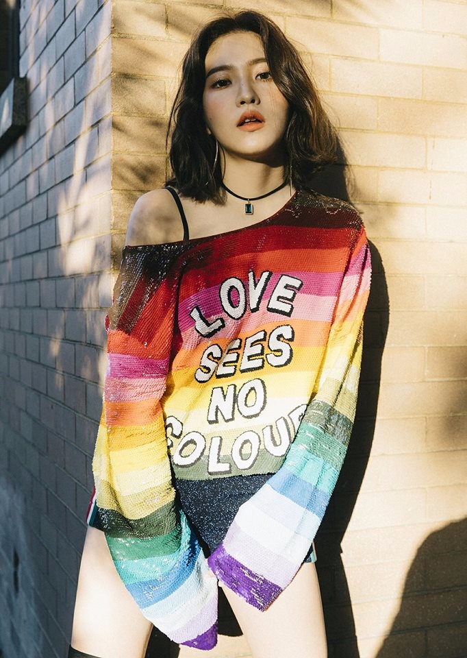 我們忙內這次真的大突破啊!!剪掉了長髮,改留中分短髮,整個人女人味增加不少,都讓偽少女開始懷疑Yeri是不是要改走性感風了XDD