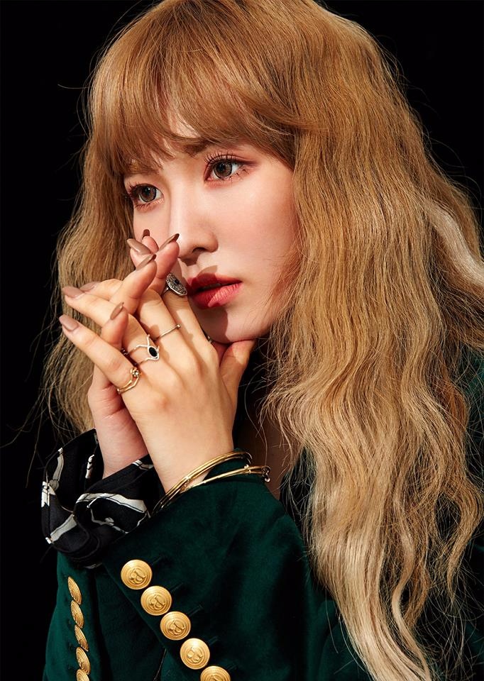 適合淺髮色的Wendy,這次染了個一般人也比較好駕馭的金棕色,不管在任何季節染這髮色都很OK!至於頭髮則是燙了個泡麵捲,從頭頂開始製造蓬度,這種捲度非常適合冬天喔!