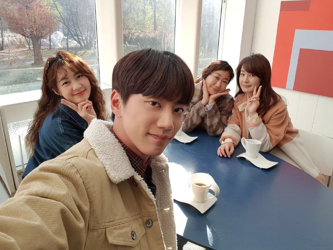 ✿TOP 6 - tvN《付岩洞復仇者們》
話題佔有率:4.34%
➔上升3個名次
※由《月桂樹西裝店的紳士們》羅美蘭,李枖原,明世彬主演;描述改編自網路漫畫《付岩洞復仇者社交俱樂部》,劇情描述在傳統市場經營海鮮店、非本意地過著辛苦生活的洪度,身為財閥之女、過著溫室花草生活的貞慧,以及孤兒美淑等三位夢想著復仇的大嬸的故事 。
*上週完結篇,《機智牢房生活》接檔