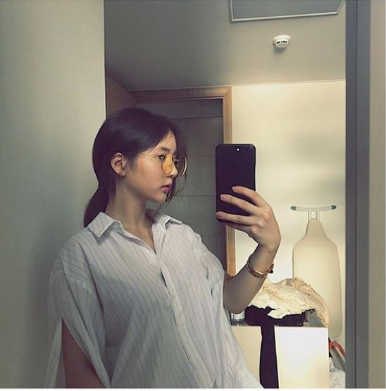 不僅因為自稱「女權主義者」的她一開始在IG上暢聊「想抽菸」,以及對網友的辛辣提問有問必答而引起關注。在韓瑞希公開的照片之中,更是讓人訝異原來她們家似乎也頗有背景
