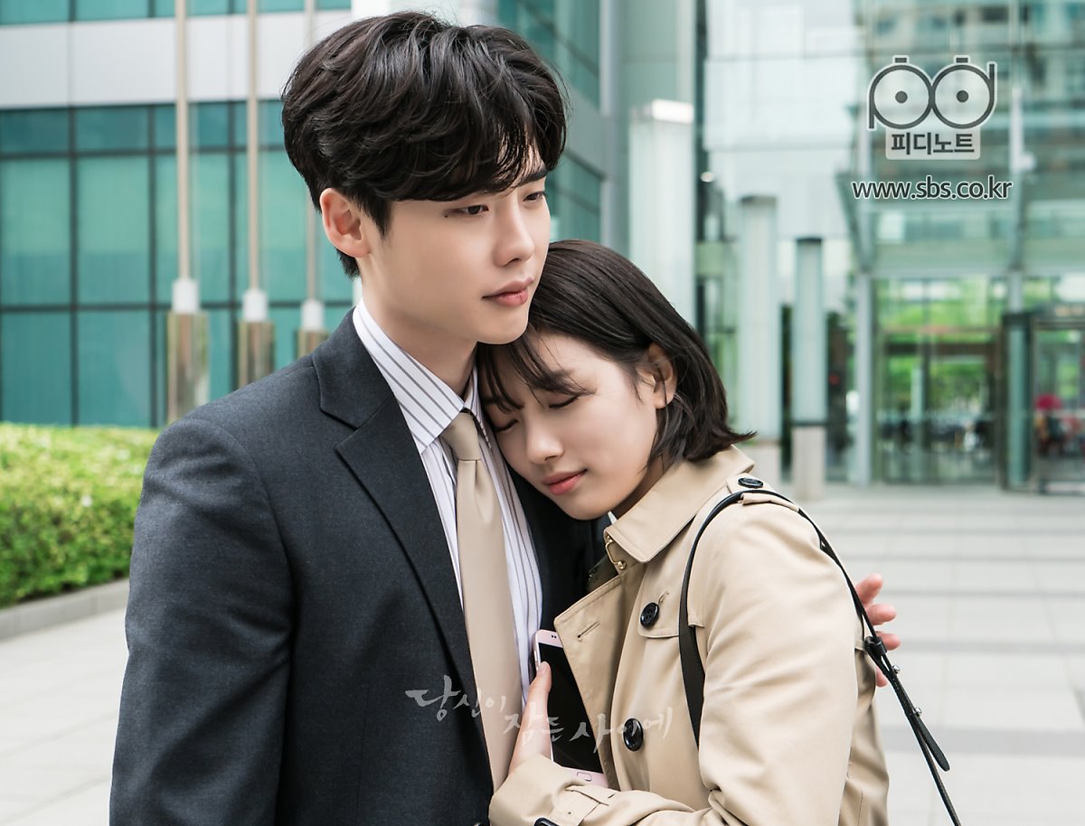 ✿TOP 2 - SBS《當你沉睡時》
話題佔有率:12.78%
➔持平
※《當你沉睡時》為一部特殊的預言題材的辦案愛情劇。內容講述為阻止夢境成為現實的檢察官丁宰璨(李鍾碩飾),與可以透過夢境預見他人不幸的女人南洪珠(裴秀智飾)之間的愛情故事。
*上週完結篇,《理判事判》接檔