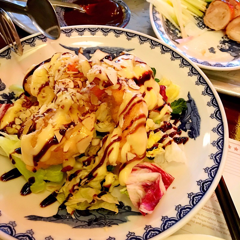 檸檬奶油蝦。這道菜是炸蝦撒上檸檬汁和奶油,還有豐富的青菜和杏仁。炸蝦本身就非常好吃!多汁柔軟的大蝦配上奶油更加香醇美味。由於醬汁味道好,配菜也很好吃~