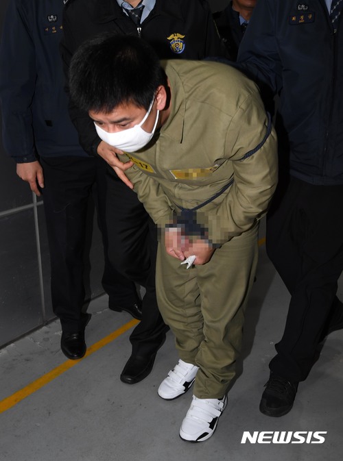 李姓嫌犯的律師主張「李姓男子心神喪失或精神耗弱致的狀態,有幻聽、幻覺、妄想症等症狀,殺害屬於偶發行為。」之後李姓嫌犯更呼訴「想要擁有希望的活著」、「希望不要被判無期徒刑」他的行為也引起韓國大眾的憤怒