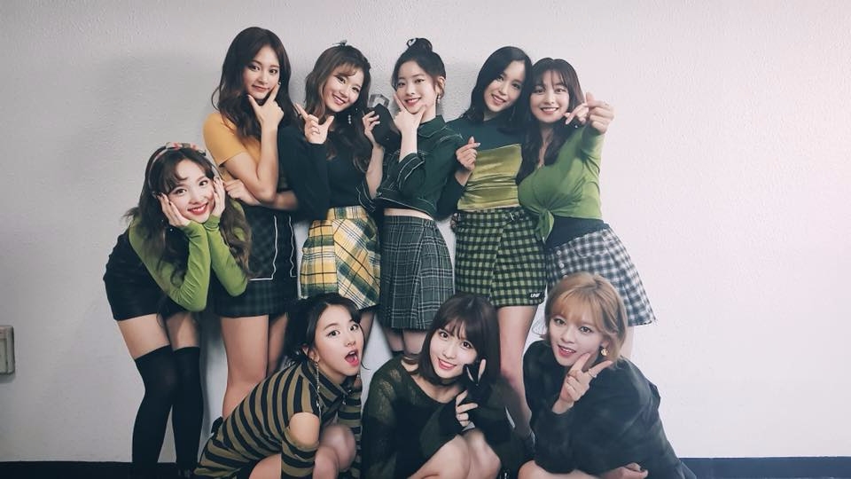 這些是16年發行歌曲
在17年依然音源成績很好
TWICE-
CHEER UP,TT
BLACKPINK-
PLAYING WITH FIRE
MAMAMOO-
Décalcomanie
Red Velvet-
Russian Roulette
I.O.I-
Very Very Very