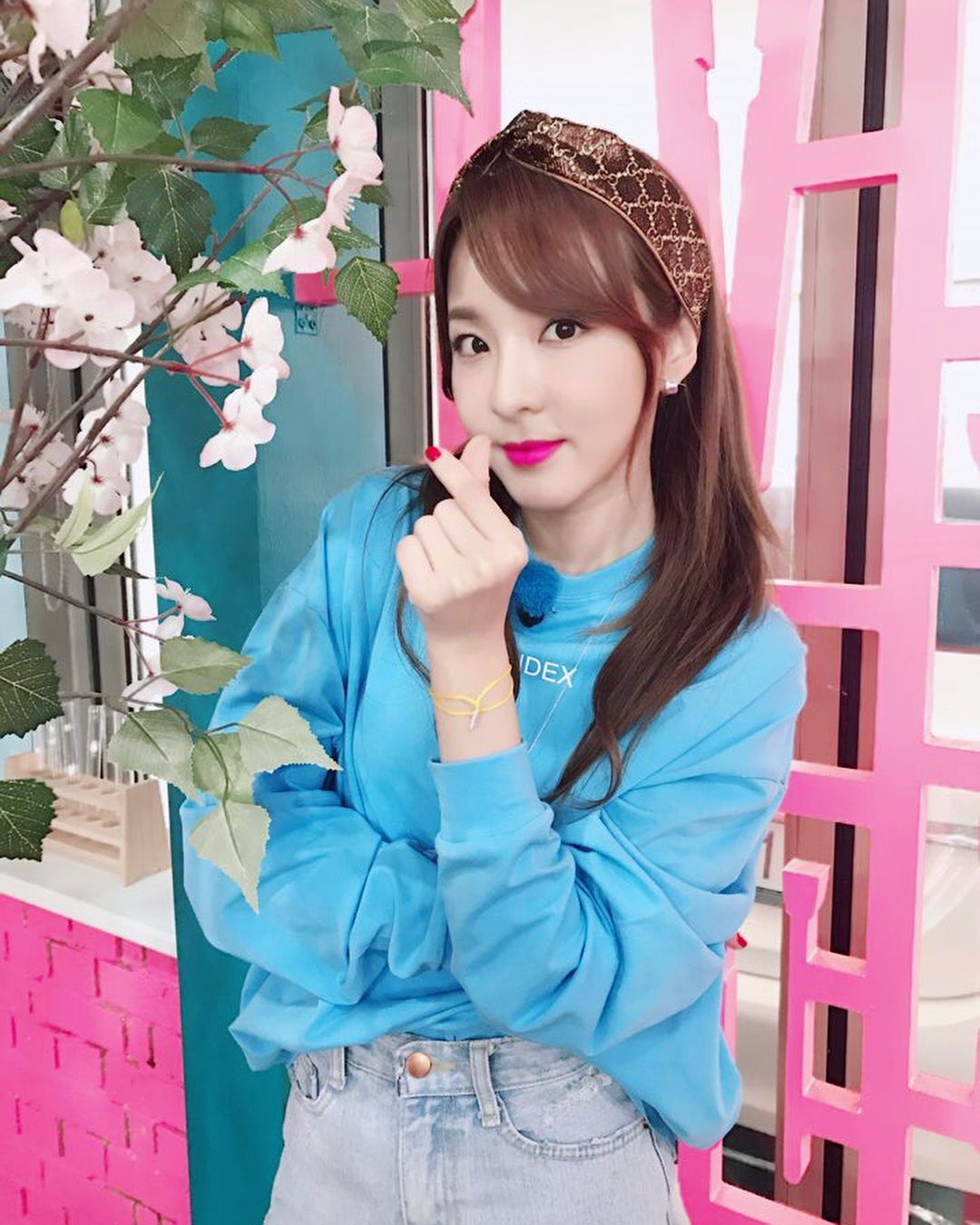 5、「Dara, 雖然沒胸部..但盡量挺起胸吧」
過去某次,楊社長指導2NE1《FOLLOW ME》的舞蹈練習時,沉思了一會便開口向Dara
說到「Dara, 雖然沒胸部..但盡量試著把胸挺出來吧」而Dara聽完這番毒舌評論,雖然傷心確立刻回答「舞要跳得好,也要天生身體條件好才可以..」