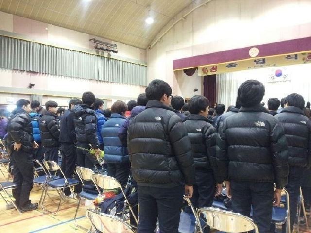 到了前幾年則是「The Noxxx Face」等戶外運動品牌大出風頭的年代,不穿這個品牌就代表「沒能力」,甚至有學生傳出過因為家境買不起這麼昂貴的衣服而被霸凌的消息,人著一件的服飾甚至曾被喻為「折斷父母腰的兇器」(등골브레이커),意指貴到讓父母得忙到折斷腰才買得起,也有學校為了避免造成學生壓力而禁止過。