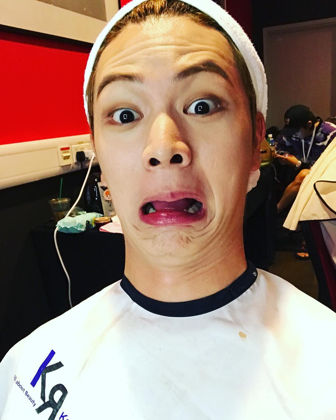 BTOB-陸星材
粉絲們應該都知道BTOB是最不顧形象的團體吧,成員陸星材也是出了名的愛亂用臉,明明有帥氣的外表總是卻愛做怪表情(這張圖XD)