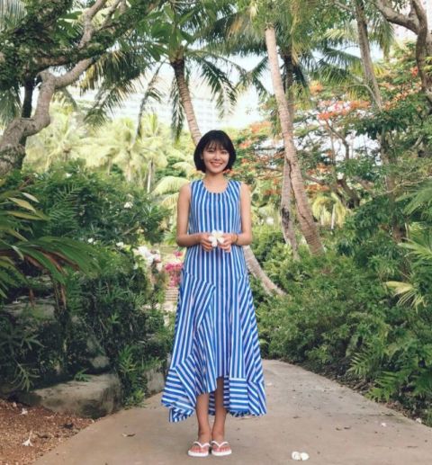 秀英:飄逸長裙的女神風格
秀英時常以夏天感十足的飄逸長裙打造浪漫的女神風格,穿起長裙來更顯她修長的身形,如果想要穿得簡單又有型,也可以像秀英一樣挑選設計感的不規則裙襬,也是今年很流行的設計元素。