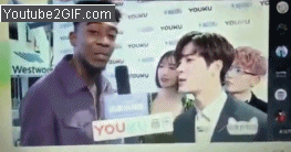 因為前方的 Jackson明明很專注的在採訪,但是後頭的女主持人卻突然「很嗨」的跳起了舞來,甚至跳到後來忘我到不看受訪者XDDDD