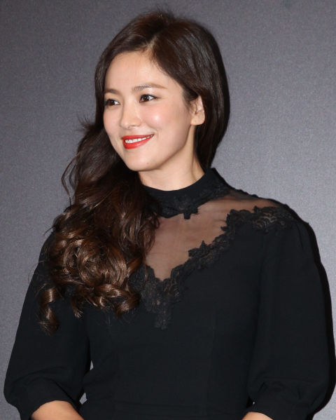 姊弟戀妝容特點1:光亮蘋果肌
蘋果肌是減齡神器,隨著年齡膠原蛋白會逐漸流失,嬰兒肥也因此消失,飽滿立體的蘋果肌則可為姐姐們保持少女感。利用胭脂打造光亮又立體的蘋果肌,立即減齡10歲,更可添上紅潤臉色。宋慧喬就是因為蘋果肌,才那麼充滿女人味。