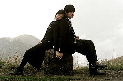 而《不能說的秘密》不只在台灣擁有高人氣,在2008年於韓國上映時,也引起了許多人的關注。當時更成為首個在韓國動員10萬名以上觀眾的台灣電影!
更在2015年,獲南韓票選為最想在電影院重溫電影第一名,因此《不能說的秘密》更在韓國重新上映。
可見《不能說的·秘密》在韓國的受歡迎程度有多高~