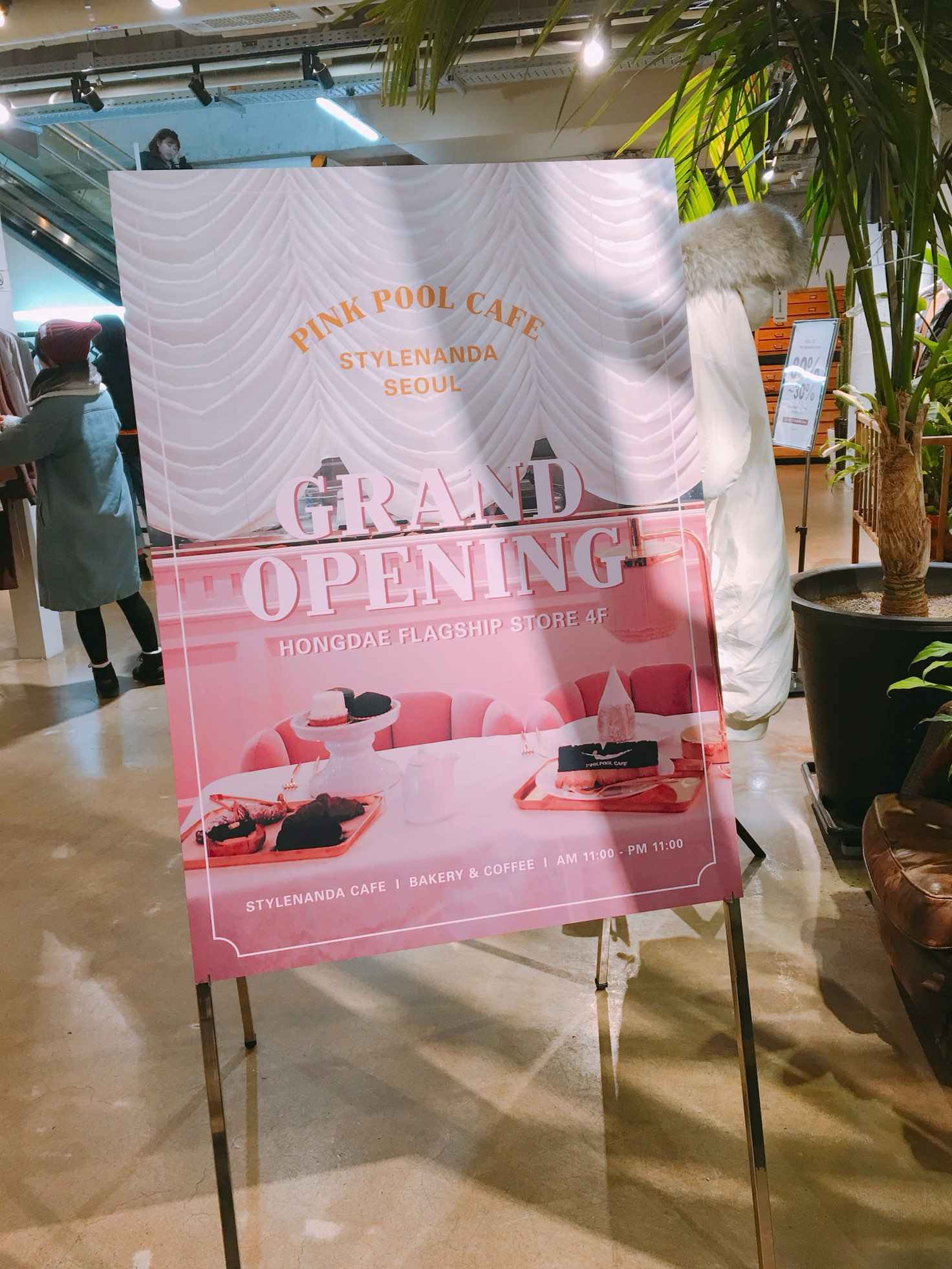 相信大家應該都知道明洞有一家Stylenanda Pink Hotel,結合美妝、服飾及咖啡廳,整棟樓設計成Hotel型式廣受少女們的喜愛。但現在不讓明洞店專美於前, 弘大旗艦店在幾天前也開幕了新咖啡廳啦!