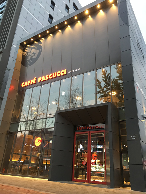 韓國咖啡廳之爭是永無止盡的戰場,長江後浪推前浪,CAFFE PASCUCCI至今為止全韓開了450間店,在一片硝煙中殺出血路,各大城市都能發現它的蹤跡。