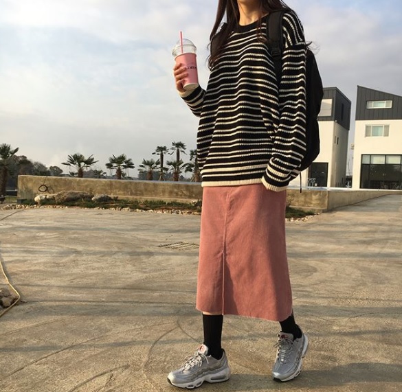 △Air Max 97
這款是最近很多學生喜歡的款式,雖然它的好搭程度沒有前面幾款那麼高,但是因為非常有特色,而且底部有氣墊,穿起來有偷偷增高,能夠幫助你在穿制服的時候看起來比別人的比例要好很多啊!