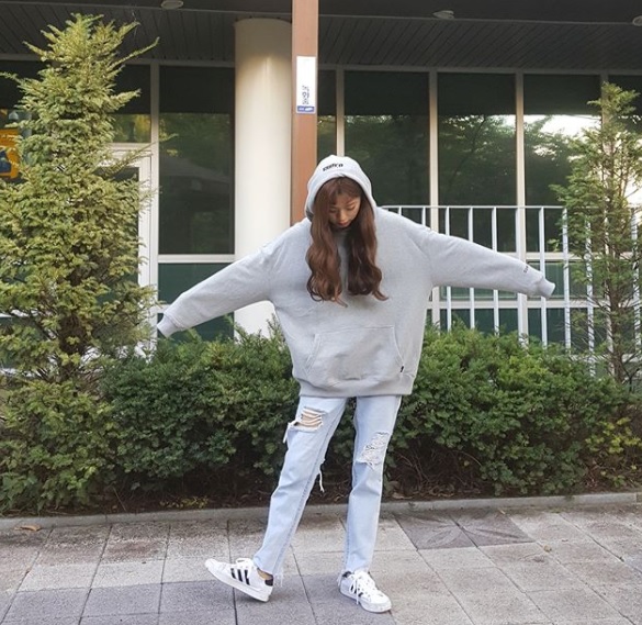 △Adidas Court Vantage 帆布鞋
這一兩年突然變超紅的Adidas Court Vantage 帆布鞋,簡單的外型配上好搭的顏色,立刻紅出一片天!倒是摩登少女個人覺得這雙好搭歸好搭,但是底有點太硬,穿起來舒適度普通,不知道大家覺得呢?