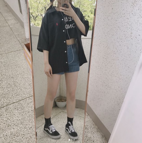 △Vans Old School
被譽為國民鞋款的Vans Old School,大到明星藝人,小至平凡的我們絕對都有!雖然是黑色款,沒有白色那麼好搭,但是依然有人氣,這款也是韓國女生拿來配制服最常見的鞋款之一喔!
