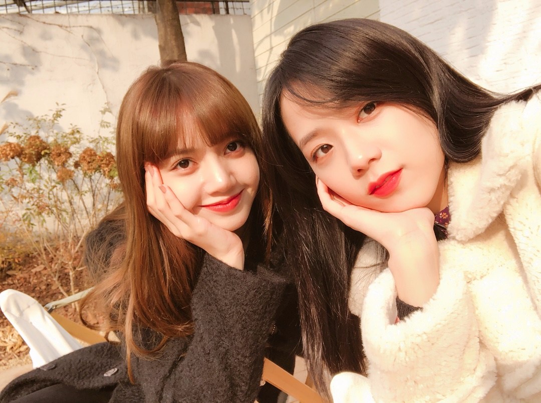 今天再度更新Jisoo與Lisa的合照....大家肯定發現Jisoo的髮型有一點不一樣了吧~~!!!!!!!!!!! 就在大家還在討論Jisoo是不是換造型時...