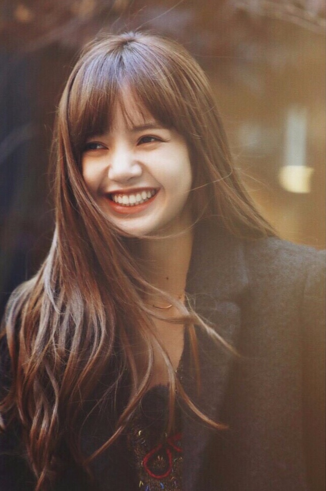 昨天官方SNS帳號PO出的首支團綜《BLACKPINK HOUSE》幕後花絮照,Lisa的深棕髮色讓粉絲超驚豔,根本秒回到出道前啊!
