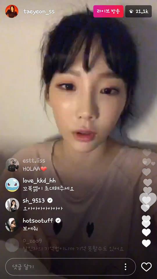 AOA成員雪炫先前就曾透露過自己是太妍的粉絲,這次恰巧也跟上太妍的直播也開心的留言和偶像打招呼,雪炫一看到太妍就馬上稱讚:「姐姐為什麼那麼漂亮」