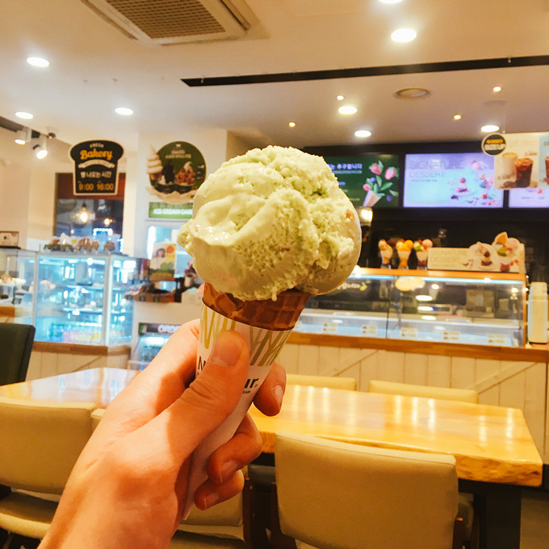 可以選擇要杯裝(cup)或是甜筒(corn),一球(100g)都是原價2700韓幣,兩球以上因杯裝與甜筒克數有差異,價錢不太一樣喔!(價格表如下)