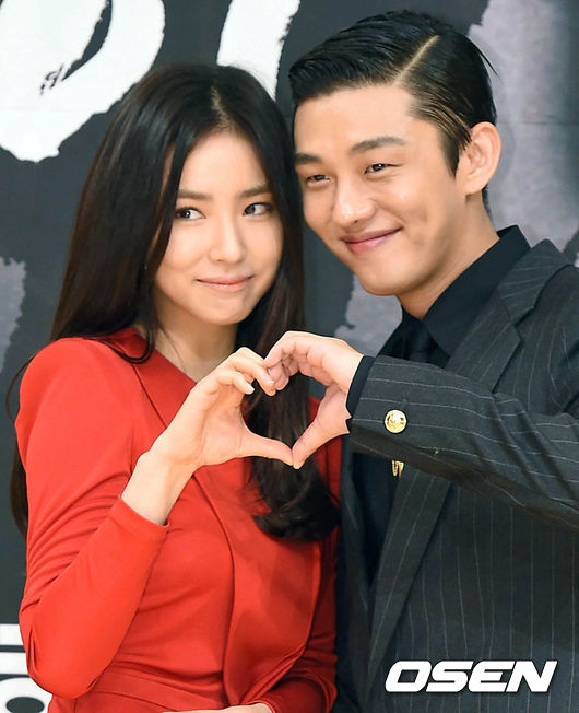 而最近話題不斷,自稱是「女性主義者」的韓瑞希和演員劉亞仁就在網路上「筆戰」,為女性主義的定義爭論不休,兩人吵架不僅引起網友的注意,昨天韓瑞希更新自己與媽媽對於劉亞仁事件的簡訊對話內容,更意外讓韓瑞希媽媽的身份曝光