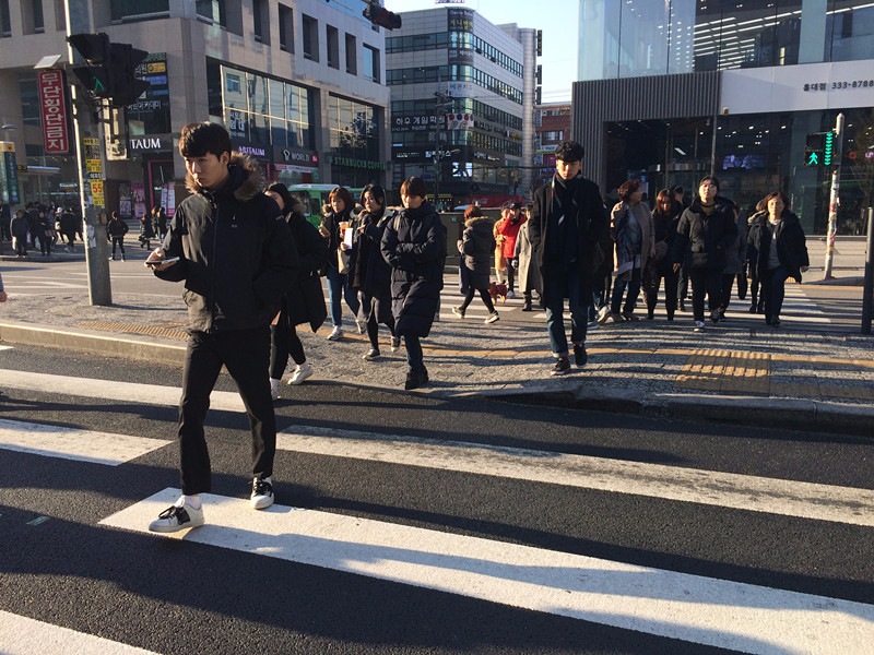 走在韓國的街上,你會發現大部分韓國人都身穿長身的羽絨,不管男還是女,誰都愛穿,就連韓星都一樣,所以你們就知道這個羽絨有多受歡迎吧!弱弱的一問,你們一定有看過TWICE穿過吧?!