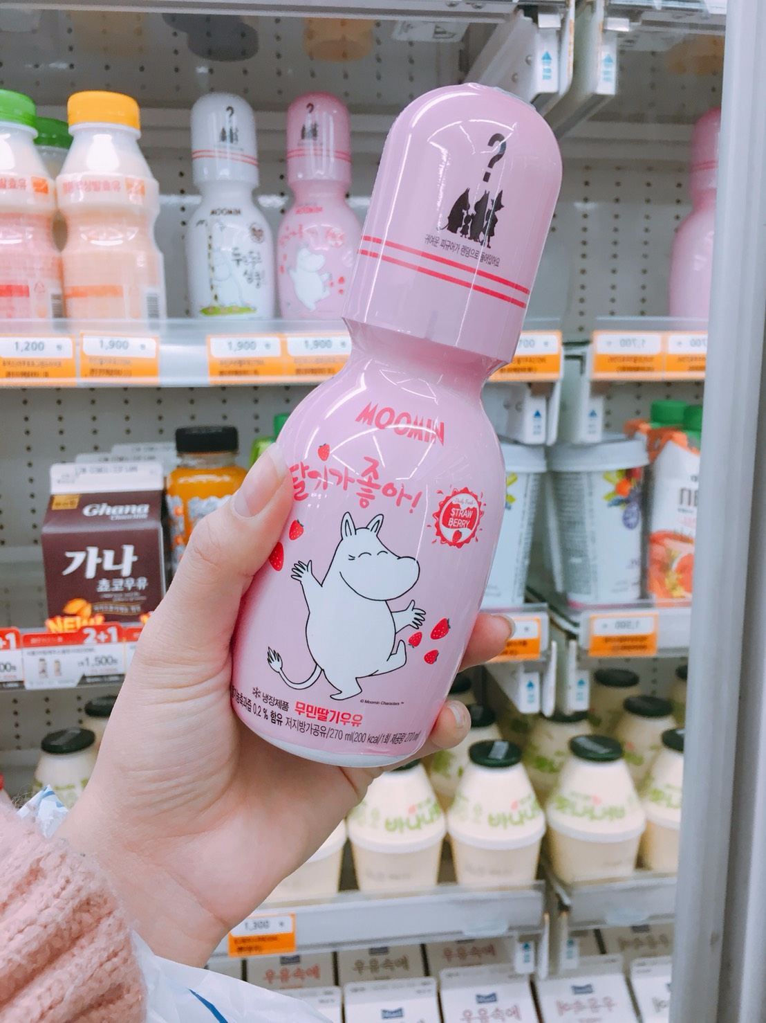 第三個就是前陣子很夯的嚕嚕米牛奶飲料~這款飲料共有櫻花和巧克力2個口味共12款包裝~小編真的跑了好幾家才找到這麼唯一一瓶嗚嗚~很難找呀ㅠㅠ重點上面的嚕嚕米還能拆下來做紀念^^真的必買呀~