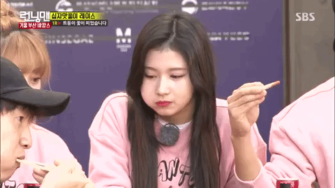 最後原Po和Sana簽完名後明明就硬撐到被工作人員趕了兩三次,但才剛挪動屁屁要到下一個成員,沒想到Sana又開始「碎碎唸」說「你看,你看,又來了」(指原Po又這麼快離開),讓原Po笑說下次一定要快點再去簽售,才不會又被Sana唸說為什麼這麼久沒去XDDD