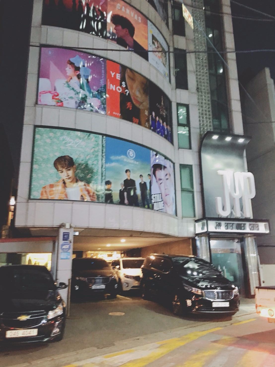 第二間就是JYP離SMTOWN超級近的喔~走一下就到了喔^^旗下的藝人有TWICE&GOT7&DAY6等等~也是超級有名的^^其中還有我們的台灣女孩周子瑜呢~