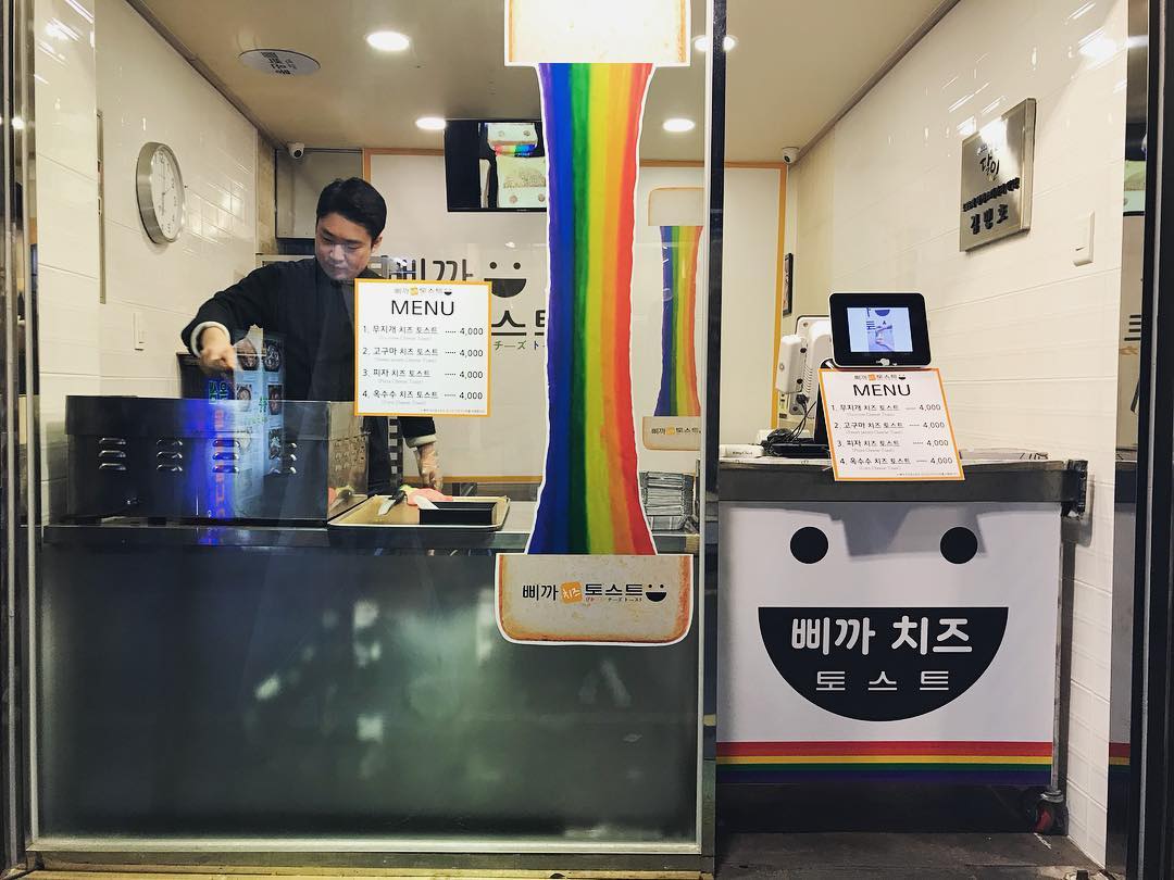 釜山除了有美麗的海景跟好吃的海鮮可以吃之外,最近也出現很多厲害的甜點店!最近在韓國網路上引起熱烈討論的就是這一家烤吐司專賣店!