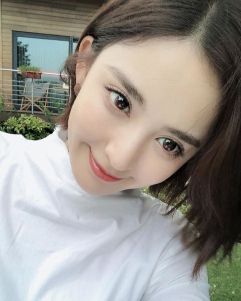 古力娜札MEBB眼妝重點:心機隱形內眼線
MEBB眼妝最重要的靈魂非隱形內眼線莫屬,內眼線能讓妳的眼神變的深邃有神,但有不會看起來太銳利,像是中國戲劇小花旦古力娜札,就善於利用內眼線,讓她大大的圓眼更顯無邪,建議可挑選眼線膠筆沿著睫毛的根部,將縫隙處補滿顏色,眼尾處只要微微的往下拉0.02mm,帶出眼型輪廓即可,就能讓眼神不經意的自然放電.