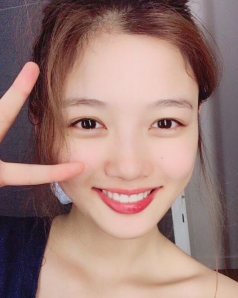 金裕貞MEBB眼妝重點:打亮臥蠶輪廓
臥蠶可以說是美女的基本配備呀,韓國新生代演員金裕貞就是笑起來有臥蠶的迷人代表,看雲化的時候她每笑一次粉絲的心就融化一次~她的MEBB眼妝重點就是「臥蠶打亮」,就算天生就有臥蠶也要讓它更明顯,原本沒有的妞們更是要好好學起來喔,先用淺白珠光色打亮眼睛下方鼓起的位置,再用棕色眼影輕輕掃過剛剛打亮部分的下緣,製造陰影加深輪廓臥蠶就出現啦!