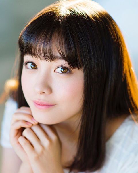 橋本環奈MEBB眼妝重點:根根分明纖長睫毛
當眼妝清淡時睫毛就顯得特別重要,年僅18歲號稱日本千年一遇的天使少女橋本環奈,有著清澈的眼神和純真稚嫩的臉龐,儘管有著青春優勢,但她在眼妝上卻是一點也不馬虎,看她每張照片閃閃動人的眼睛就知道!纖長睫毛是她最厲害的武器,先將睫毛夾翹,並刷上睫毛打底膏,再使用有纖長效果的睫毛膏定型,就能打造不會太濃密卻根根分明的自然睫毛。