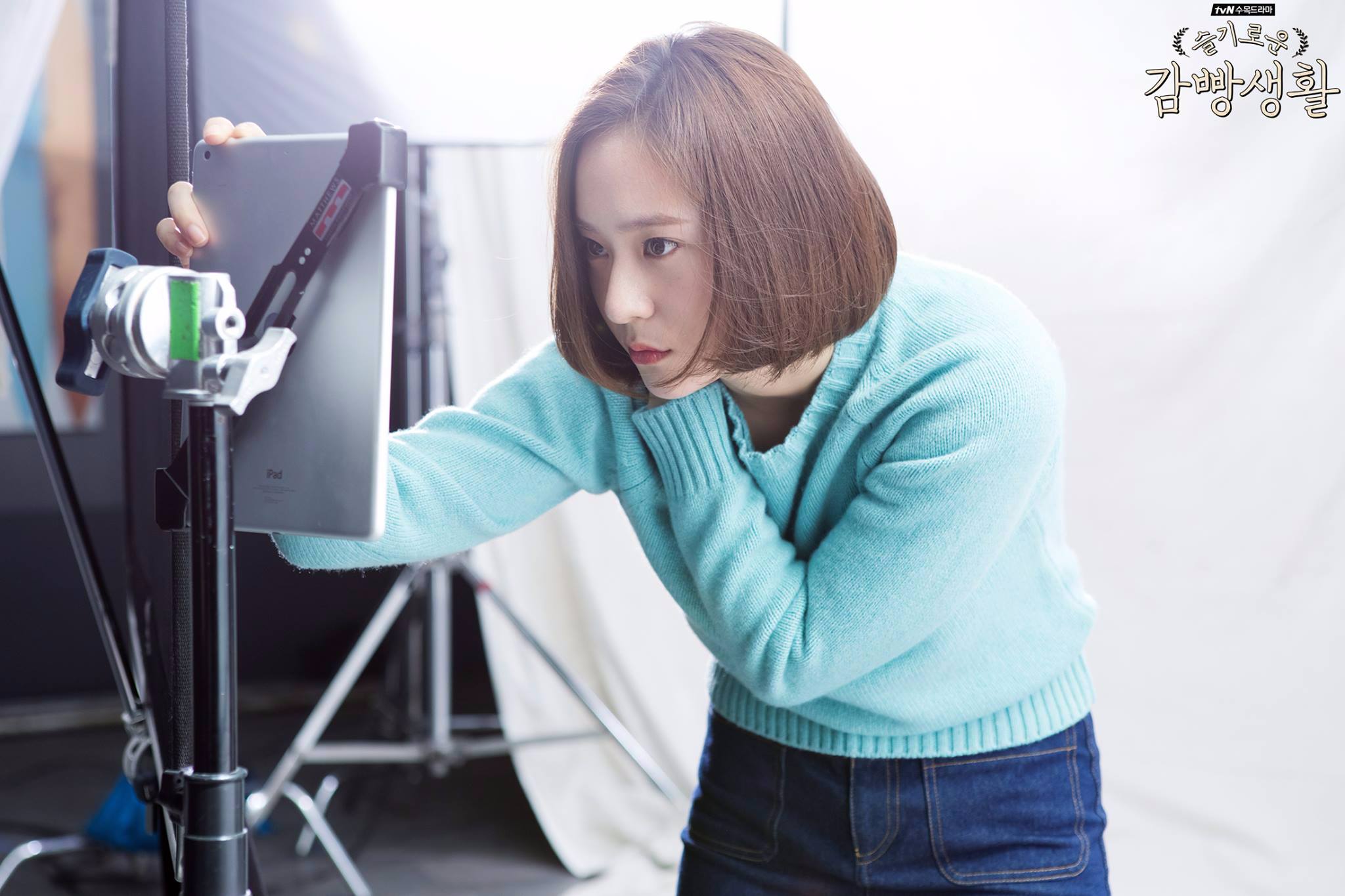 Krystal也為了這部戲將留了多年的長髮剪去,也讓人看到Krystal對於演戲的敬業態度,《機智牢房生活》播出之後也獲得不錯的好成績,有看過的網友們都大讚Krystal的演技進步了許多!