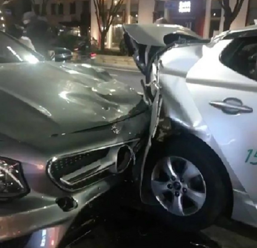 但是隨著車禍的發生,卻發生了許多令人意想不到的插曲...
在事故發生後,有名自稱是計程車乘客在IG上傳了車禍當時的現場照片,並發表自己對當場救援情況的不滿。
這名乘客表示當時,當時在場的救護隊員竟嘻嘻笑笑說是不是該去跟太妍拍合照啊...
連醫院的護理人員到場也是先尋找最後方車輛的車主(太妍),反而忽視了正在流血的計程車駕駛,態度輕浮讓人不滿。