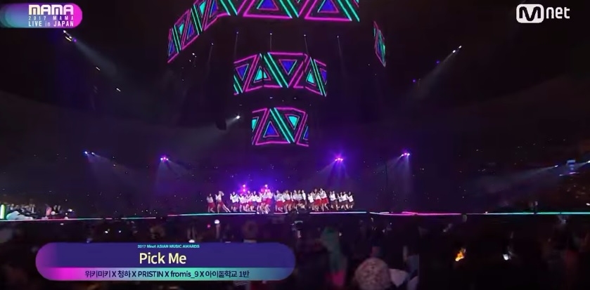 更殘忍的是還挑PRODUCE101的主題曲pick me啊!!!!
(註:李海印參加PRODUCE101沒成為最後TOP11
但之後不放棄出道夢想,參加偶像學校成為話題
常常在出道名次的她 最後一集卻不再出道名單
讓很多觀眾質疑黑箱)