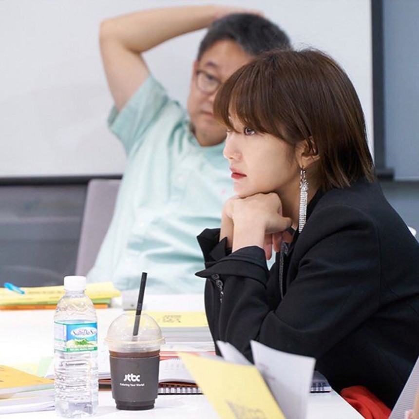 瞬間變成怎麼拍都超有型的「時尚代表」!不只用髮型逆轉人生,完全揮別過去的印象,還因為風格而瞬間為自己找到了獨特的戲,雖然只是輕輕一刀,但卻是神來的一剪啊!