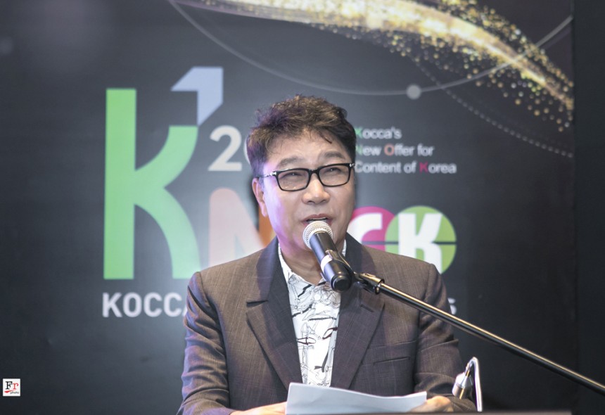 而當JYP在表演完後氣喘吁吁的站在原地時,李秀滿則是看著他不停的發出了「啊....」的可惜聲音,那種感覺就是明明什麼都很好,但就是缺少了什麼而會發出的可惜嘆息。