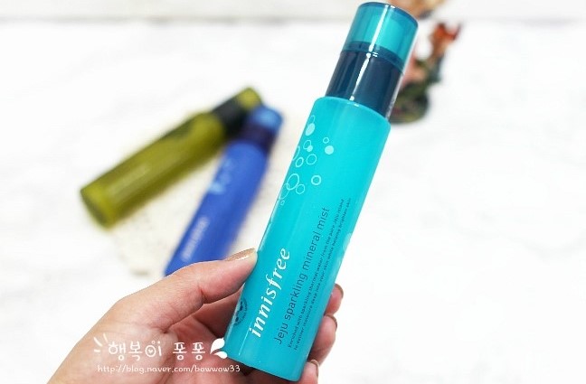 【Innisfree】濟州碳酸礦物質噴霧
來自濟州房山稀有溫泉水,濟州碳酸溫泉水和一般純淨水做比較,碳酸溫泉水在肌膚使用30分鐘後,水分含量完全是一般純淨水肌膚的7.8倍!
