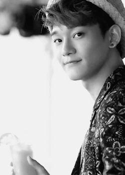 而更感人的就是Chen還提到了因為行程而無法前來的中國成員Lay,Chen:「同時,無法與我們一起在這裡的Lay哥,真的很謝謝你,因為相隔遙遠所以很想念你。我愛你!」展現了成員們間暖暖的情誼。真的超級暖啊~