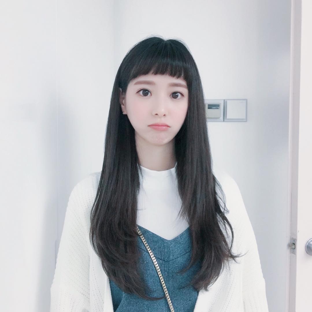 其中除了主要角色之外最受矚目的應該是咖啡店女店員了吧,隨著《當你沉睡時》的播出這位女店員也成了大家肉蒐的對象,想不到網友找出這名咖啡店女店員的真實身分時,竟被她的真實年紀給嚇了一大跳,外表相當童顏的金多藝竟是1990年出生的,今年也已28歲了(韓國年紀)將邁入29歲!!!