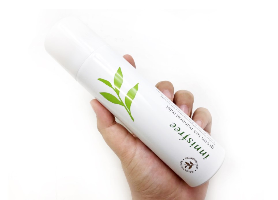 【Innisfree】綠茶礦物保濕噴霧
源自濟州島的綠茶水,能為肌膚即刻補充水分,綠茶中特有的礦物質成分形成水分網,持久鎖水,質地親近皮膚,無刺激,噴霧所含蜂膠提取物可以鎮靜被太陽曬傷的皮膚!