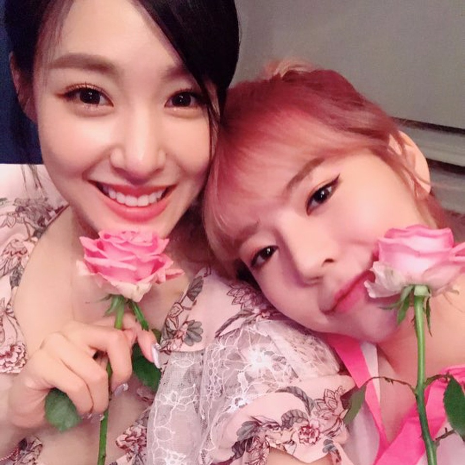少女時代「合宿」生活也隨著成員Tiffany前往美國,為了自己的演員夢想努力而劃上句點,但最讓人意外的是成員Sunny明明家就住在首爾,卻也跟著太妍和Tiffany一起過著合宿生活,出道10年還願意和成員一起住足以見證成員間的好感情...