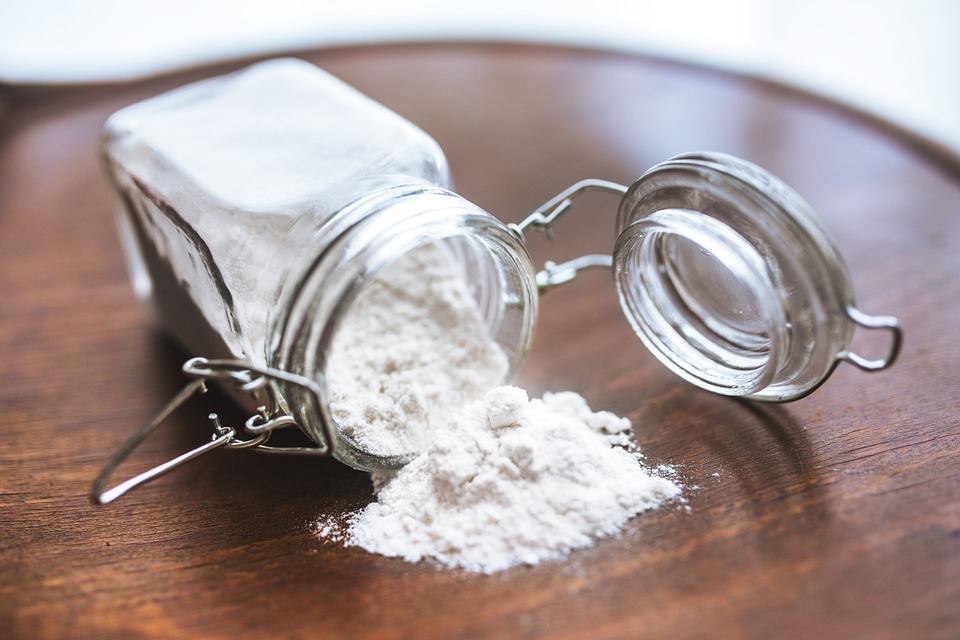 *為什麼能變白?
先解釋一下,能變白的原因在於"Titanium Dioxide"中文叫做二氧化鈦,化學式為TiO2,是一種礦物來源的白色固體研磨而成,幾乎不會被皮膚吸收,所以安全度高~但是高吸油吸水的特性會讓它卡在皮膚毛孔、紋路裡面,只要不洗就會一直在!!
