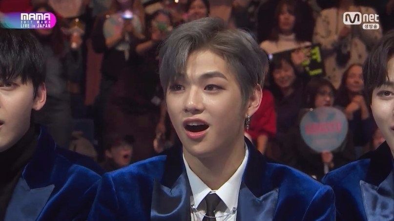 除了JOY之外男偶像也曾經發生過這樣的事情,當時在MAMA日本場表演輪到MONSTA X表演時,台下男偶像全都被MONSTA X成員的好身材嚇到吃手手(笑)