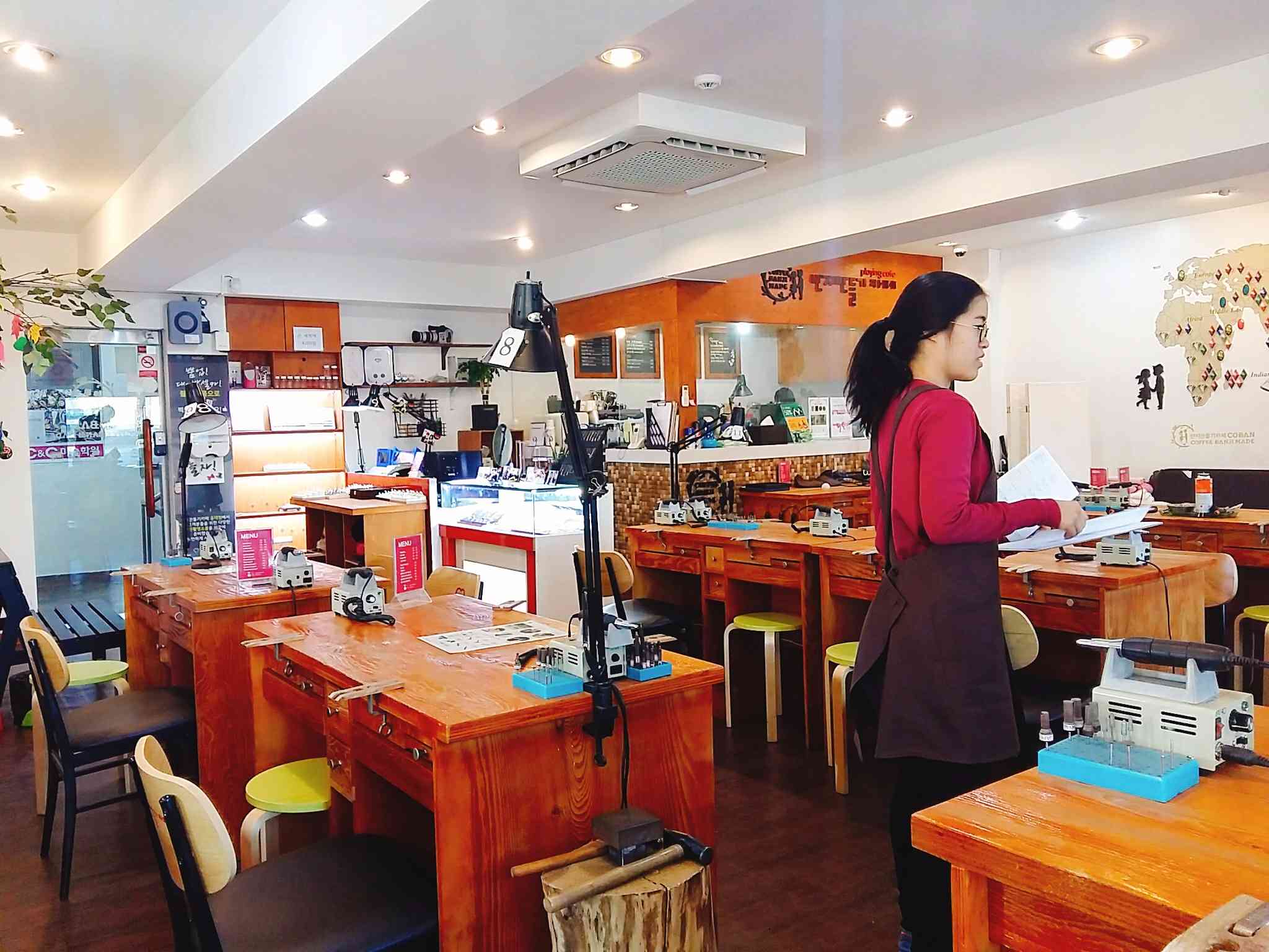 店內明亮整潔又溫馨,一進去店員會幫你安排位置,並詢問你要做的項目,不只戒指,還可以做手鍊、項鍊等飾品,懶得做也可以直接買(誤),喂!!這樣這次來有什麼意義!?